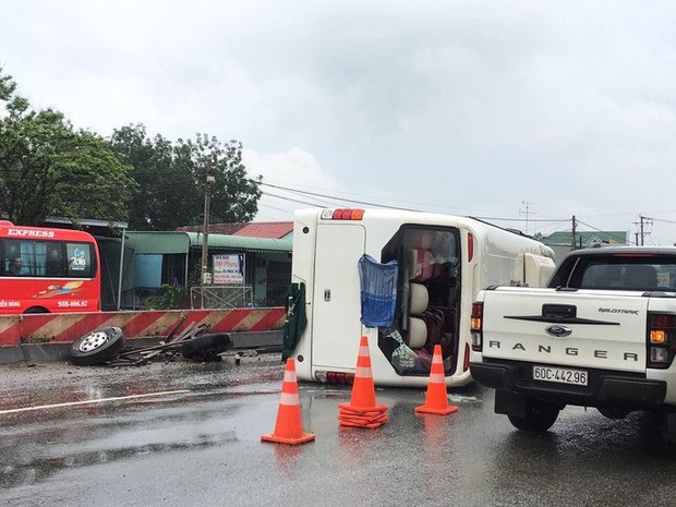 Kinh hoàng cảnh tượng xe khách văng bánh, lật nhào, 26 hành khách kêu cứu - Ảnh 4. Kinh hoàng cảnh tượng xe khách văng bánh, lật nhào, 26 hành khách kêu cứu - Ảnh 4.