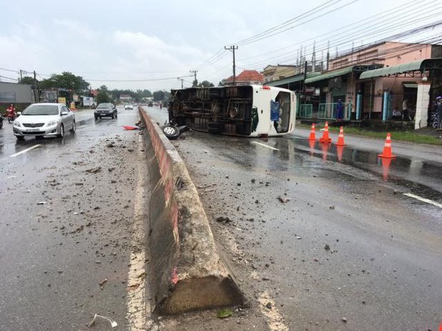 Kinh hoàng cảnh tượng xe khách văng bánh, lật nhào, 26 hành khách kêu cứu - Ảnh 5. Kinh hoàng cảnh tượng xe khách văng bánh, lật nhào, 26 hành khách kêu cứu - Ảnh 5.