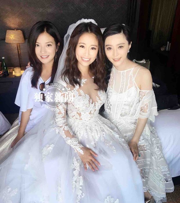 Khoảnh khắc vàng mỹ nhân Cbiz chung khung hình: Phạm Băng Băng áp đảo, Địch Lệ Nhiệt Ba hóa ra không như tung hô? - Ảnh 14. Khoảnh khắc vàng mỹ nhân Cbiz chung khung hình: Phạm Băng Băng áp đảo, Địch Lệ Nhiệt Ba hóa ra không như tung hô? - Ảnh 14.