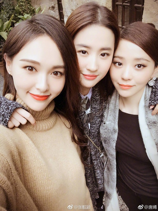 Khoảnh khắc vàng mỹ nhân Cbiz chung khung hình: Phạm Băng Băng áp đảo, Địch Lệ Nhiệt Ba hóa ra không như tung hô? - Ảnh 18. Khoảnh khắc vàng mỹ nhân Cbiz chung khung hình: Phạm Băng Băng áp đảo, Địch Lệ Nhiệt Ba hóa ra không như tung hô? - Ảnh 18.