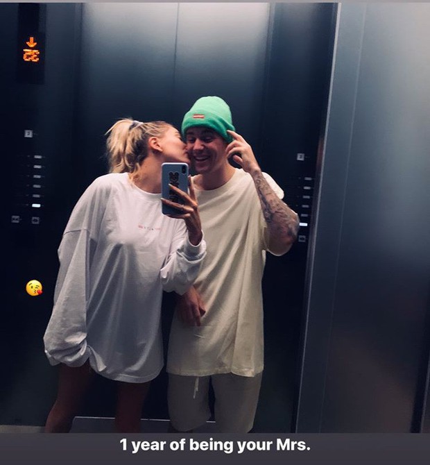 Hailey Baldwin khoe ảnh kỷ niệm 1 năm làm vợ Justin Bieber, hóa ra đây là cuộc sống tân hôn của cặp đôi - Ảnh 1. Hailey Baldwin khoe ảnh kỷ niệm 1 năm làm vợ Justin Bieber, hóa ra đây là cuộc sống tân hôn của cặp đôi - Ảnh 1.