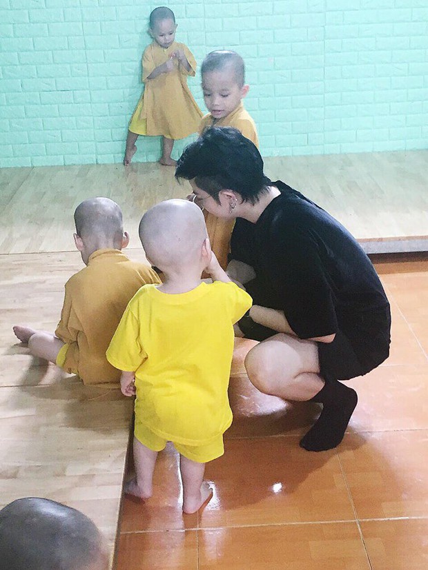 Gil Lê lần đầu xuất hiện sau nghi vấn hẹn hò Hoàng Thùy Linh, lộ biểu cảm gây chú ý - Ảnh 2. Gil Lê lần đầu xuất hiện sau nghi vấn hẹn hò Hoàng Thùy Linh, lộ biểu cảm gây chú ý - Ảnh 2.