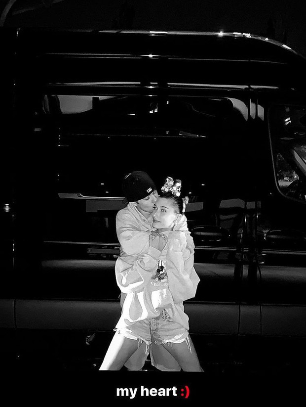 Hailey Baldwin khoe ảnh kỷ niệm 1 năm làm vợ Justin Bieber, hóa ra đây là cuộc sống tân hôn của cặp đôi - Ảnh 2. Hailey Baldwin khoe ảnh kỷ niệm 1 năm làm vợ Justin Bieber, hóa ra đây là cuộc sống tân hôn của cặp đôi - Ảnh 2.