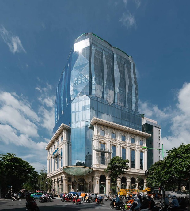 Lộ diện tòa nhà kim cương “siêu to khổng lồ” đang gây sốt giới trẻ Hà Nội: Lên ảnh lung linh nhưng bên ngoài thì thế nào? - Ảnh 4. Lộ diện tòa nhà kim cương “siêu to khổng lồ” đang gây sốt giới trẻ Hà Nội: Lên ảnh lung linh nhưng bên ngoài thì thế nào? - Ảnh 4.