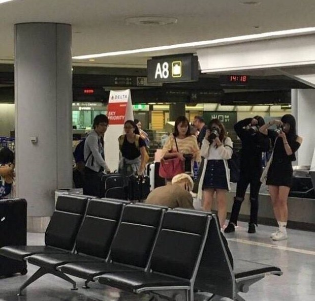 Bị fan chèn bẹp ngoài sân bay chưa là gì, nhìn cảnh tượng idol Kpop phải đối mặt bên trong mới rùng mình - Ảnh 4.