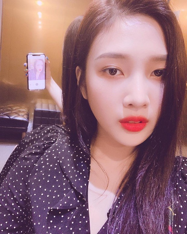 Đồ chấm bi nhìn là muốn chạy ngay đi vẫn được idol Hàn lăng xê nhiệt tình, hóa ra diện đẹp không hề khó - Ảnh 2. Đồ chấm bi nhìn là muốn chạy ngay đi vẫn được idol Hàn lăng xê nhiệt tình, hóa ra diện đẹp không hề khó - Ảnh 2.