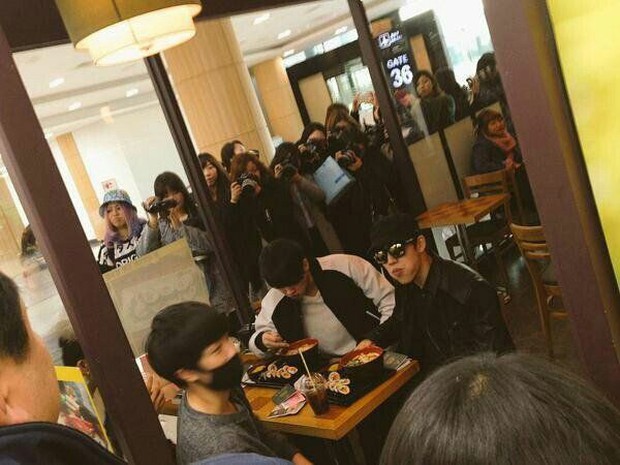 Bị fan chèn bẹp ngoài sân bay chưa là gì, nhìn cảnh tượng idol Kpop phải đối mặt bên trong mới rùng mình - Ảnh 3.