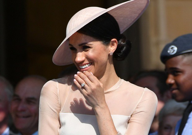 8 lần những quy tắc vàng của Hoàng gia Anh bị cặp đôi nổi loạn Harry và Meghan phá vỡ - Ảnh 2.