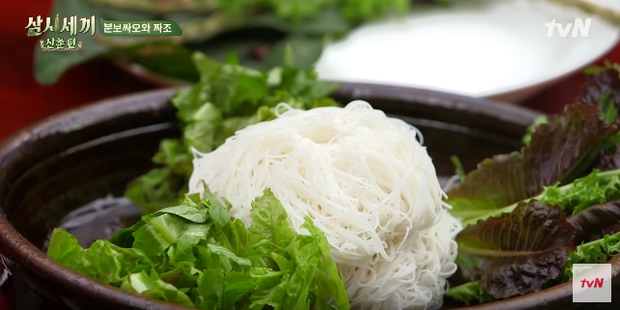 Show nấu ăn cực phẩm “Three Meals A Day” dành hẳn một tập để nấu bún thịt nướng, fan thích thú kêu gọi: Về Việt Nam làm dâu đi mấy chị ơi! - Ảnh 5. Show nấu ăn cực phẩm “Three Meals A Day” dành hẳn một tập để nấu bún thịt nướng, fan thích thú kêu gọi: Về Việt Nam làm dâu đi mấy chị ơi! - Ảnh 5.