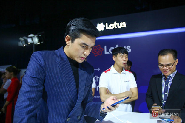 Không khí trải nghiệm MXH Lotus tại lễ ra mắt: Quang Đại chăm chú, Tùng Sơn-Trang Lou nhí nhảnh check-in - Ảnh 6. Không khí trải nghiệm MXH Lotus tại lễ ra mắt: Quang Đại chăm chú, Tùng Sơn-Trang Lou nhí nhảnh check-in - Ảnh 6.