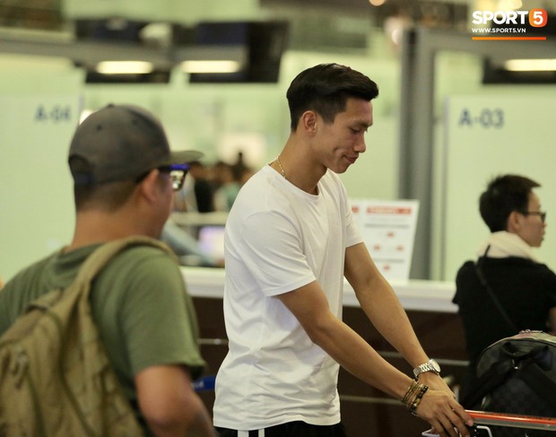Quang Hải, Tiến DÅ©ng cùng bá» mẹ VÄn Háºu lên sân bay tiá»
n cáºu út lên ÄÆ°á»ng sang Hà Lan lúc ná»a Äêm - Ảnh 1.