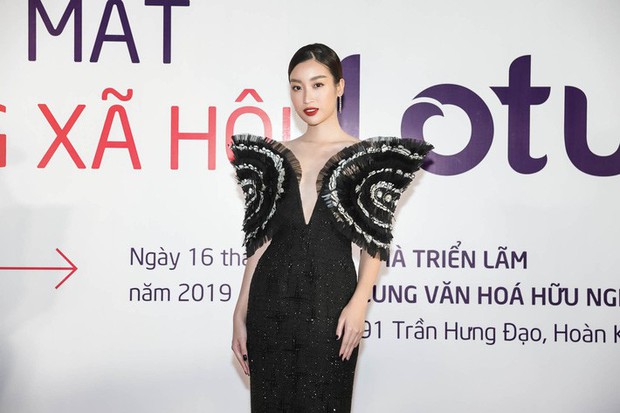 Đỗ Mỹ Linh diện đầm Công Trí tại sự kiện ra mắt MXH Lotus, đụng hàng với sao quốc tế vẫn tỏa sáng nhờ thần thái - Ảnh 1. Đỗ Mỹ Linh diện đầm Công Trí tại sự kiện ra mắt MXH Lotus, đụng hàng với sao quốc tế vẫn tỏa sáng nhờ thần thái - Ảnh 1.