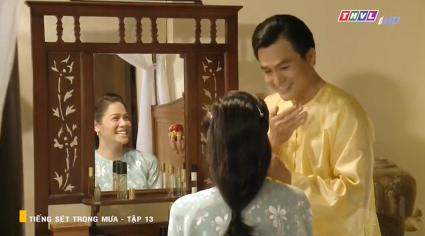 Giữa thời buổi chớp mắt là mất chồng, lại xuất hiện một cậu ba Khải Duy (Tiếng Sét Trong Mưa) kiên nhẫn dạy vợ từng bước trang điểm thế này đây - Ảnh 1. Giữa thời buổi chớp mắt là mất chồng, lại xuất hiện một cậu ba Khải Duy (Tiếng Sét Trong Mưa) kiên nhẫn dạy vợ từng bước trang điểm thế này đây - Ảnh 1.