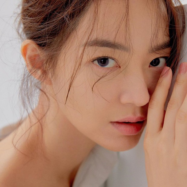 Không thèm chỉnh ảnh, bạn gái Kim Woo Bin vẫn khiến Dispatch mê mẩn vì nhan sắc và nét duyên hiếm có - Ảnh 4. Không thèm chỉnh ảnh, bạn gái Kim Woo Bin vẫn khiến Dispatch mê mẩn vì nhan sắc và nét duyên hiếm có - Ảnh 4.