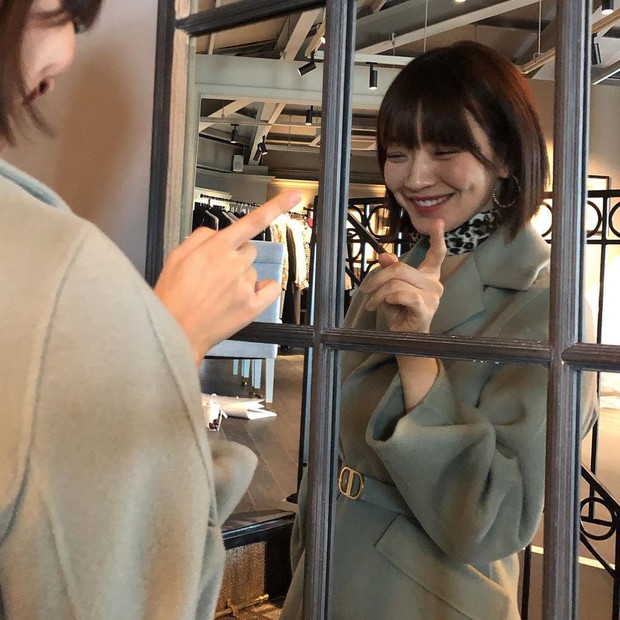 Không thèm chỉnh ảnh, bạn gái Kim Woo Bin vẫn khiến Dispatch mê mẩn vì nhan sắc và nét duyên hiếm có - Ảnh 2. Không thèm chỉnh ảnh, bạn gái Kim Woo Bin vẫn khiến Dispatch mê mẩn vì nhan sắc và nét duyên hiếm có - Ảnh 2.