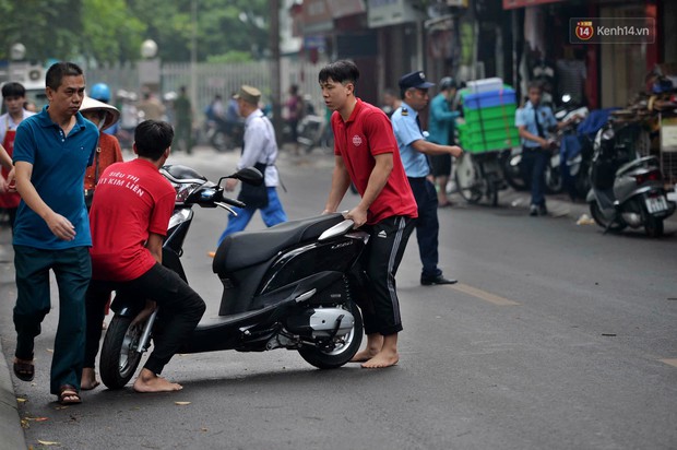 Hà Nội: Cháy lớn tại khu tập thể Kim Liên, người dân khóc nghẹn vì ngọn lửa bao trùm kinh hoàng - Ảnh 4.