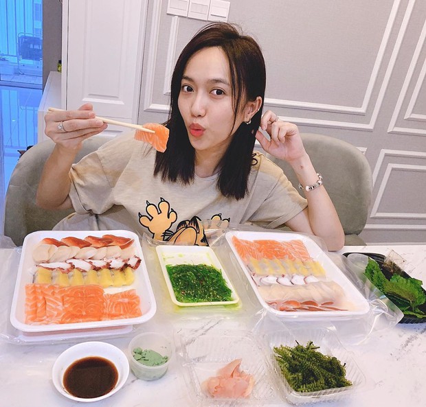 Khi các sao nữ nổi hứng làm Youtube ăn uống: Châu Bùi - Diệu Nhi đối lập ngọt ngào - 