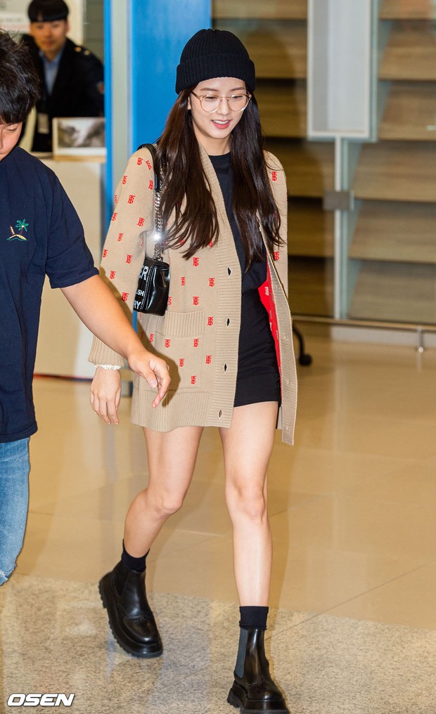 Dàn mỹ nhân Hàn gây bão sân bay: Jisoo lấn át Hoa hậu Hàn đẹp nhất thế giới, diễn viên vô danh gây chú ý vì quá xinh - Ảnh 1.