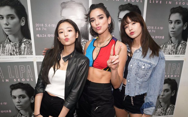 Đời fangirl chỉ cần được như Jennie (BLACKPINK) là mãn nguyện: Thích ai là gặp gỡ, giao lưu được tất tần tật idol ở hậu trường! - Ảnh 2. Đời fangirl chỉ cần được như Jennie (BLACKPINK) là mãn nguyện: Thích ai là gặp gỡ, giao lưu được tất tần tật idol ở hậu trường! - Ảnh 2.