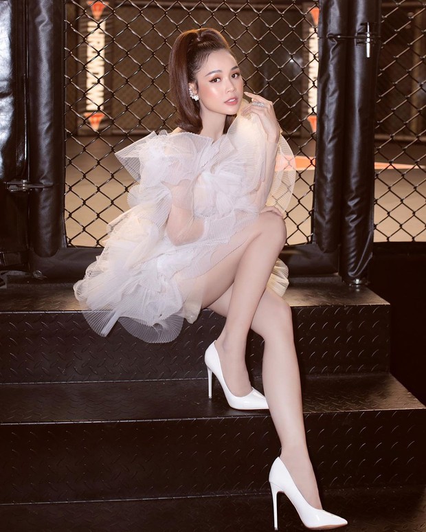 Diện một thiết kế khó chơi đến vậy: Sam hóa bánh bèo chúa, Hương Giang trổ tài mix đồ khéo hết phần thiên hạ - Ảnh 6. Diện một thiết kế khó chơi đến vậy: Sam hóa bánh bèo chúa, Hương Giang trổ tài mix đồ khéo hết phần thiên hạ - Ảnh 6.