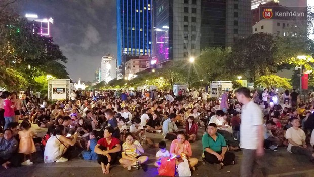 Không khí hân hoan cả nước tối ngày 2/9: Người dân Hà Nội và Sài Gòn ùa ra đường vui chơi, khu trung tâm kẹt cứng - Ảnh 1. Không khí hân hoan cả nước tối ngày 2/9: Người dân Hà Nội và Sài Gòn ùa ra đường vui chơi, khu trung tâm kẹt cứng - Ảnh 1.