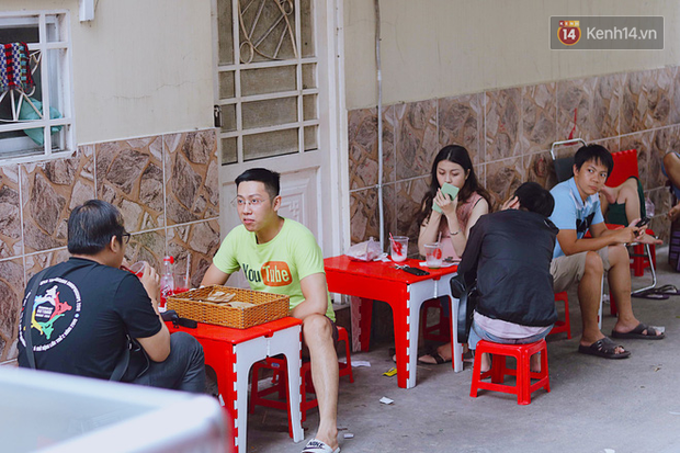 Review cực “gắt” bánh mì dân tổ hot nhất Sài Gòn hiện tại: Liệu “có cửa” để so sánh với bản gốc? - Ảnh 2.