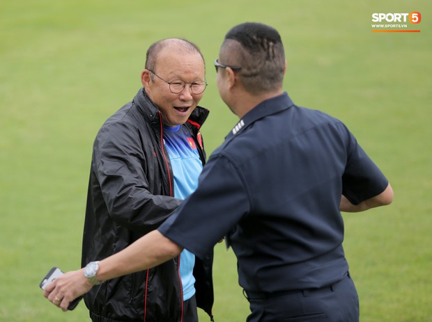 HLV Park Hang-seo và trợ lý Lee Young-jin đứng hình khi gặp sĩ quan Thái Lan, sung sướng vỡ oà khi nhận ra đó là đồng đội cũ - Ảnh 2. HLV Park Hang-seo và trợ lý Lee Young-jin đứng hình khi gặp sĩ quan Thái Lan, sung sướng vỡ oà khi nhận ra đó là đồng đội cũ - Ảnh 2.