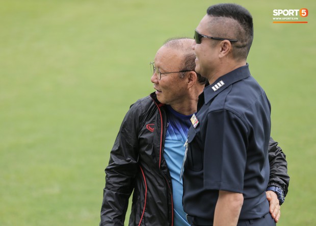 HLV Park Hang-seo và trợ lý Lee Young-jin đứng hình khi gặp sĩ quan Thái Lan, sung sướng vỡ oà khi nhận ra đó là đồng đội cũ - Ảnh 6. HLV Park Hang-seo và trợ lý Lee Young-jin đứng hình khi gặp sĩ quan Thái Lan, sung sướng vỡ oà khi nhận ra đó là đồng đội cũ - Ảnh 6.