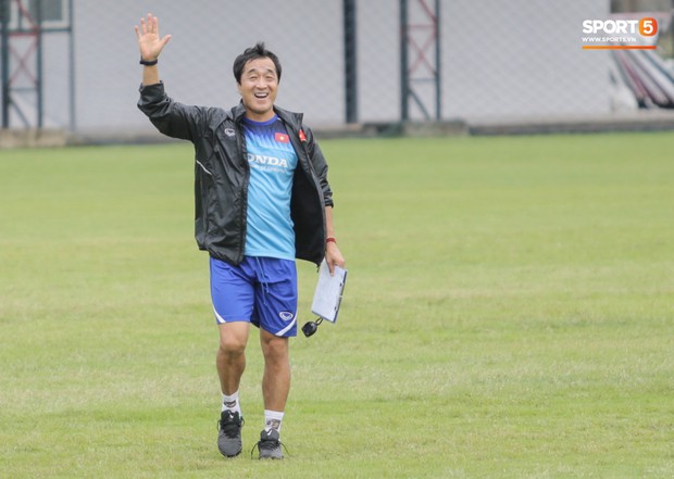 HLV Park Hang-seo và trợ lý Lee Young-jin đứng hình khi gặp sĩ quan Thái Lan, sung sướng vỡ oà khi nhận ra đó là đồng đội cũ - Ảnh 7. HLV Park Hang-seo và trợ lý Lee Young-jin đứng hình khi gặp sĩ quan Thái Lan, sung sướng vỡ oà khi nhận ra đó là đồng đội cũ - Ảnh 7.