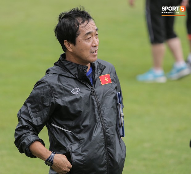 HLV Park Hang-seo và trợ lý Lee Young-jin đứng hình khi gặp sĩ quan Thái Lan, sung sướng vỡ oà khi nhận ra đó là đồng đội cũ - Ảnh 8. HLV Park Hang-seo và trợ lý Lee Young-jin đứng hình khi gặp sĩ quan Thái Lan, sung sướng vỡ oà khi nhận ra đó là đồng đội cũ - Ảnh 8.