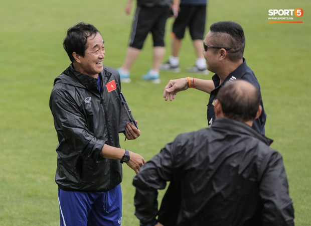 HLV Park Hang-seo và trợ lý Lee Young-jin đứng hình khi gặp sĩ quan Thái Lan, sung sướng vỡ oà khi nhận ra đó là đồng đội cũ - Ảnh 9. HLV Park Hang-seo và trợ lý Lee Young-jin đứng hình khi gặp sĩ quan Thái Lan, sung sướng vỡ oà khi nhận ra đó là đồng đội cũ - Ảnh 9.