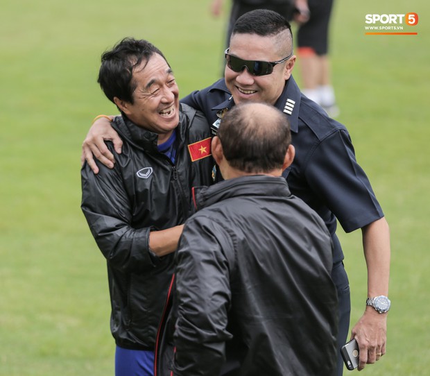 HLV Park Hang-seo và trợ lý Lee Young-jin đứng hình khi gặp sĩ quan Thái Lan, sung sướng vỡ oà khi nhận ra đó là đồng đội cũ - Ảnh 10. HLV Park Hang-seo và trợ lý Lee Young-jin đứng hình khi gặp sĩ quan Thái Lan, sung sướng vỡ oà khi nhận ra đó là đồng đội cũ - Ảnh 10.
