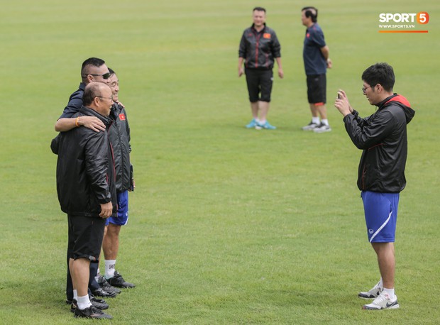 HLV Park Hang-seo và trợ lý Lee Young-jin đứng hình khi gặp sĩ quan Thái Lan, sung sướng vỡ oà khi nhận ra đó là đồng đội cũ - Ảnh 11. HLV Park Hang-seo và trợ lý Lee Young-jin đứng hình khi gặp sĩ quan Thái Lan, sung sướng vỡ oà khi nhận ra đó là đồng đội cũ - Ảnh 11.