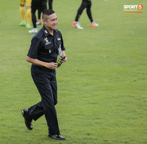 HLV Park Hang-seo và trợ lý Lee Young-jin đứng hình khi gặp sĩ quan Thái Lan, sung sướng vỡ oà khi nhận ra đó là đồng đội cũ - Ảnh 3. HLV Park Hang-seo và trợ lý Lee Young-jin đứng hình khi gặp sĩ quan Thái Lan, sung sướng vỡ oà khi nhận ra đó là đồng đội cũ - Ảnh 3.