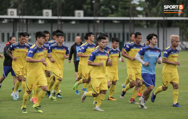 HLV Park Hang-seo và trợ lý Lee Young-jin đứng hình khi gặp sĩ quan Thái Lan, sung sướng vỡ oà khi nhận ra đó là đồng đội cũ - Ảnh 14. HLV Park Hang-seo và trợ lý Lee Young-jin đứng hình khi gặp sĩ quan Thái Lan, sung sướng vỡ oà khi nhận ra đó là đồng đội cũ - Ảnh 14.