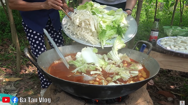 Bà Tân Vlog làm món lẩu tô-bô-xi nghe tên lạ hoắc, ngồi vừa nấu vừa ăn luôn bằng bếp đất và chảo gang giữa khu vườn đầy cây - Ảnh 5.
