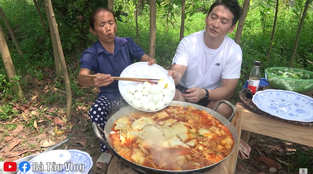 Bà Tân Vlog làm món lẩu tô-bô-xi nghe tên lạ hoắc, ngồi vừa nấu vừa ăn luôn bằng bếp đất và chảo gang giữa khu vườn đầy cây - Ảnh 6.