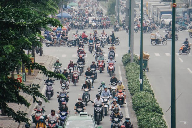 Ảnh: Sài Gòn bị bao phủ một màu trắng đục từ sáng đến trưa, người dân cay mắt khi đi ngoài trời - Ảnh 8.