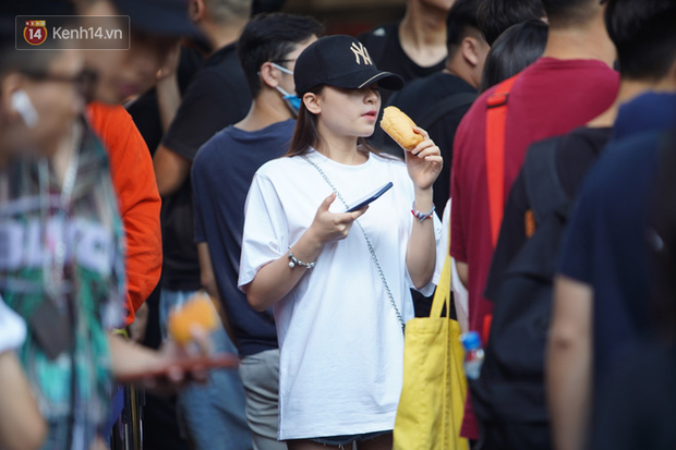 HOT: Yeezy Mây Trắng chính thức mở bán tại Hà Nội, các bạn trẻ rần rần xếp hàng từ sớm chờ đón hot girl - Ảnh 10.