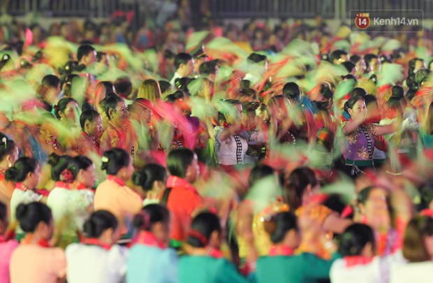 Ảnh: 5.000 người tham gia màn biểu diễn nghệ thuật Xòe Thái tại lễ hội du lịch, văn hóa Mường Lò - Ảnh 9.