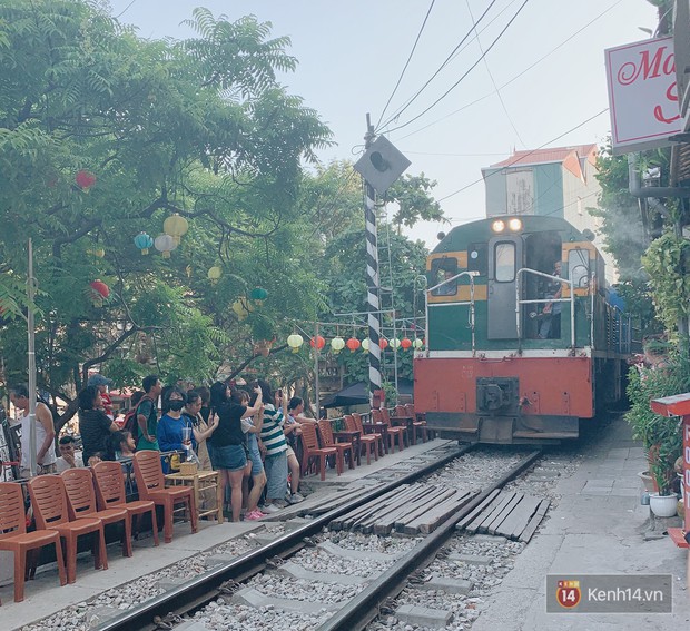 Giới trẻ Hà Nội phát sốt với đoạn đường tàu xanh mướt lên ảnh đẹp lung linh nhưng thực tế thì hết hồn, cảnh báo nguy hiểm bởi tàu đi qua liên tục - Ảnh 6. Giới trẻ Hà Nội phát sốt với đoạn đường tàu xanh mướt lên ảnh đẹp lung linh nhưng thực tế thì hết hồn, cảnh báo nguy hiểm bởi tàu đi qua liên tục - Ảnh 6.