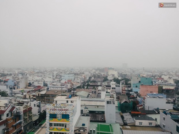 Sài Gòn bị bao phủ một màu trắng đục bất thường: Chuyên gia thời tiết nói gì? - Ảnh 1.