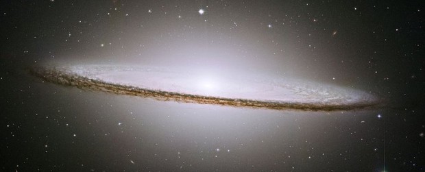 6 thiên hà “trầm lặng” bỗng thành những chuẩn tinh sáng nhất vũ trụ - Ảnh 1.
