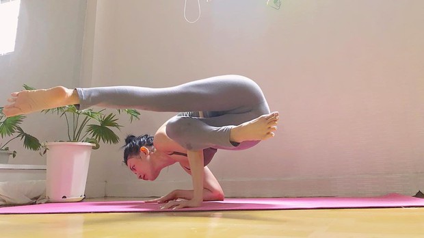 Chuyên trị những tư thế yoga khó nhằn, bảo sao vóc dáng Sĩ Thanh lại nét căng đến vậy - Ảnh 11.