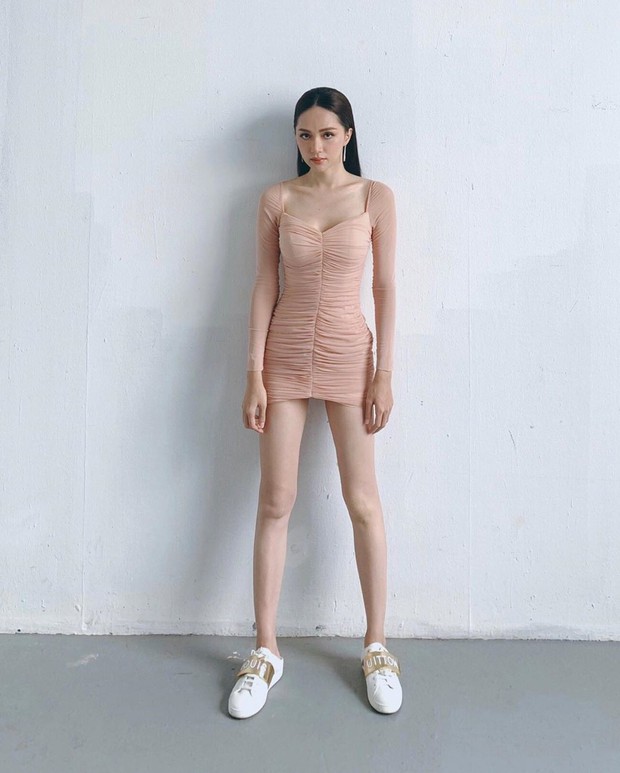 Chi Pu sexy từng milimet nhưng liệu có đọ lại Hương Giang khi cùng diện mẫu đầm siêu kén dáng? - Ảnh 2. Chi Pu sexy từng milimet nhưng liệu có đọ lại Hương Giang khi cùng diện mẫu đầm siêu kén dáng? - Ảnh 2.