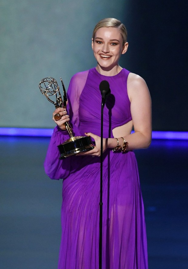Chọn đầm tím lịm của Công Trí dự Emmy 2019, nữ diễn viên người Mỹ giành luôn giải thưởng cao quý nhất - Ảnh 5.