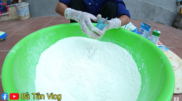 Bánh bao siêu to khổng lồ hiệu Bà Tân Vlog: vỏ dày cộp, vỏn vẹn ít nhân mà còn dính như chưa chín nhưng vẫn cứ là ngon bá cháy với đàn cháu - Ảnh 3.