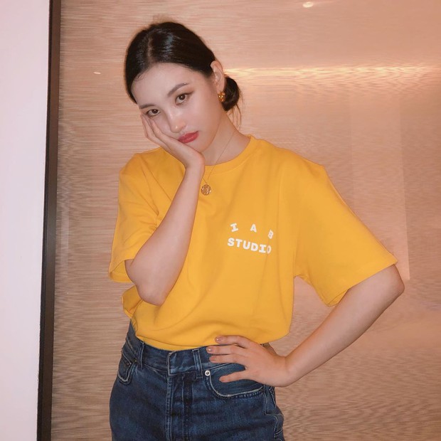 Bình thường là thế nhưng tóc búi thấp lại đang được idol Hàn sủng nịnh, càng ngắm càng thấy sang quá đỗi - Ảnh 8. Bình thường là thế nhưng tóc búi thấp lại đang được idol Hàn sủng nịnh, càng ngắm càng thấy sang quá đỗi - Ảnh 8.