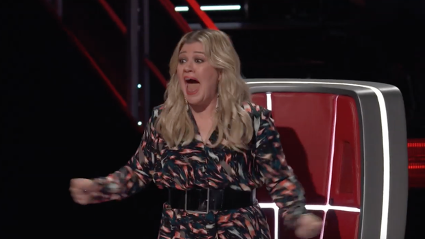 The Voice US tập 1: Cặp đôi Blake - Gwen hết ôm ấp tình tứ lại mắng nhau chỉ vì nút chặn! - Ảnh 6.