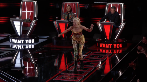 The Voice US tập 1: Cặp đôi Blake - Gwen hết ôm ấp tình tứ lại mắng nhau chỉ vì nút chặn! - Ảnh 9.